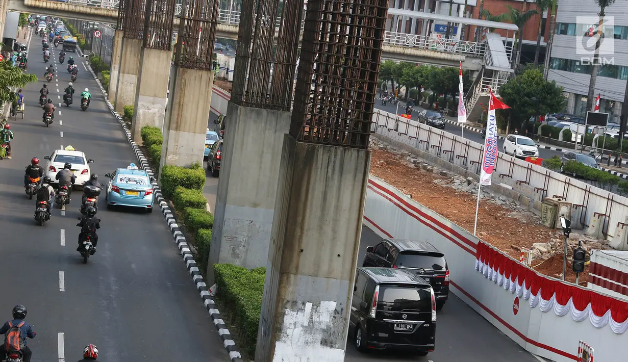 Kendaraan melintas di dekat tiang monorel di Jalan HR Rasuna Said, Kuningan, Jakarta, Jumat (18/8). Pembongkaran tiang monorel, diharapkan dapat mengurai kemacetan di Jalan HR Rasuna Said meskipun ada proyek pembangunan. (Liputan6.com/Immanuel Antonius)