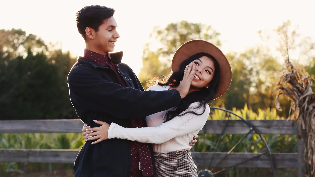 pasangan cinta lucu