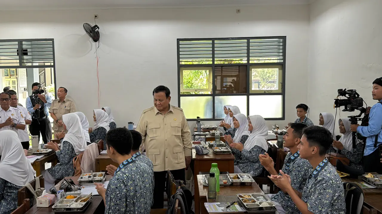 Presiden Prabowo Subianto tinjau hasil revitalisasi sekolah di SMAN 1 Cilacap di Desa Conan, Jawa Tengah, Rabu (29/4/2026).