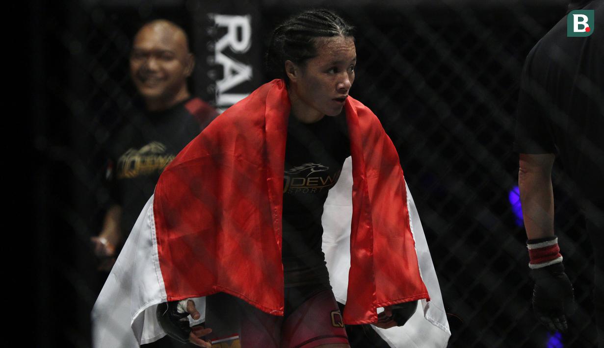 Petarung Indonesia, Priscilla Lumban Gaol, menang atas petarung Filipina, Angelie Sabanal, pada laga One Championship di Istora Senayan, Jakarta, Sabtu (17/11). Priscilla meraih kemenangan angka di kelas atomweight. (Bola.com/Yoppy Renato)