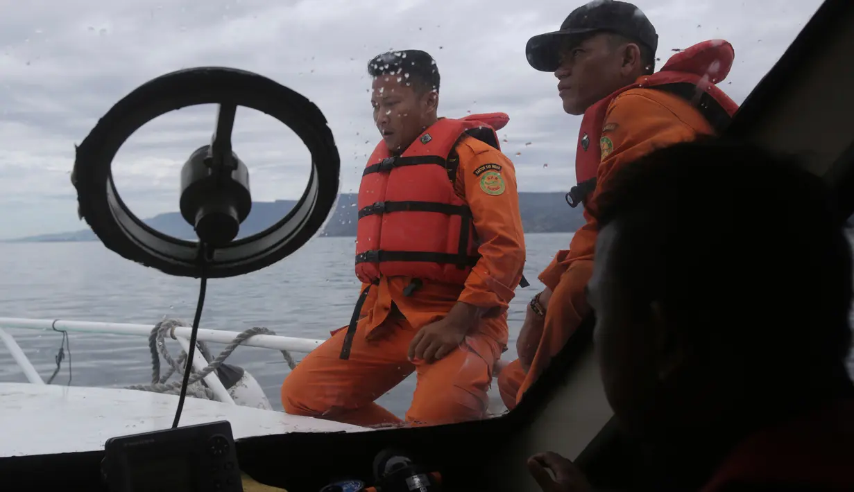 Tim SAR melakukan pencarian korban KM Sinar Bangun yang tenggelam di Danau Toba, Sumatra Utara, Rabu (20/6). Sebelumnya, KM Sinar Bangun yang mengangkut 128 penumpang tenggelam di Danau Toba pada Senin (18/6) sore. (AP/Binsar Bakkara)