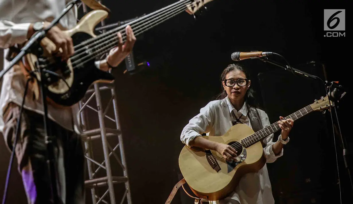 Musisi Endah N Rhesa saat tampil dalam Java Jazz on The Move di Jakarta, Kamis (15/2). Duo musisi ini baru merilis singel berjudul “Menua Bersama” dalam Java Jazz Festival (JJF) 2018 pada 2-4 Maret 2018 di Jiexpo Kemayoran. (Liputan6.com/Faizal Fanani)