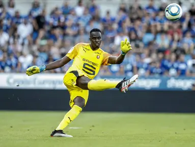 Kiper Rennes, Edouard Mendy menendang bola saat bertanding melawan Strasbourg pada L1 Prancis di di Strasbourg, Prancis pada 25 Agustus 2019. Chelsea resmi  memboyong kiper asal Senegal itu dari klub Prancis, Rennes. (AP Photo/Jean-Francois Badias)