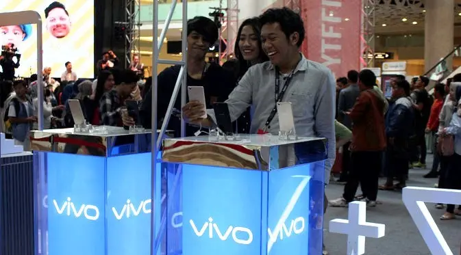 Pengunjung mencoba kamera selfie Vivo V7+ di YouTube Festival Jakarta.