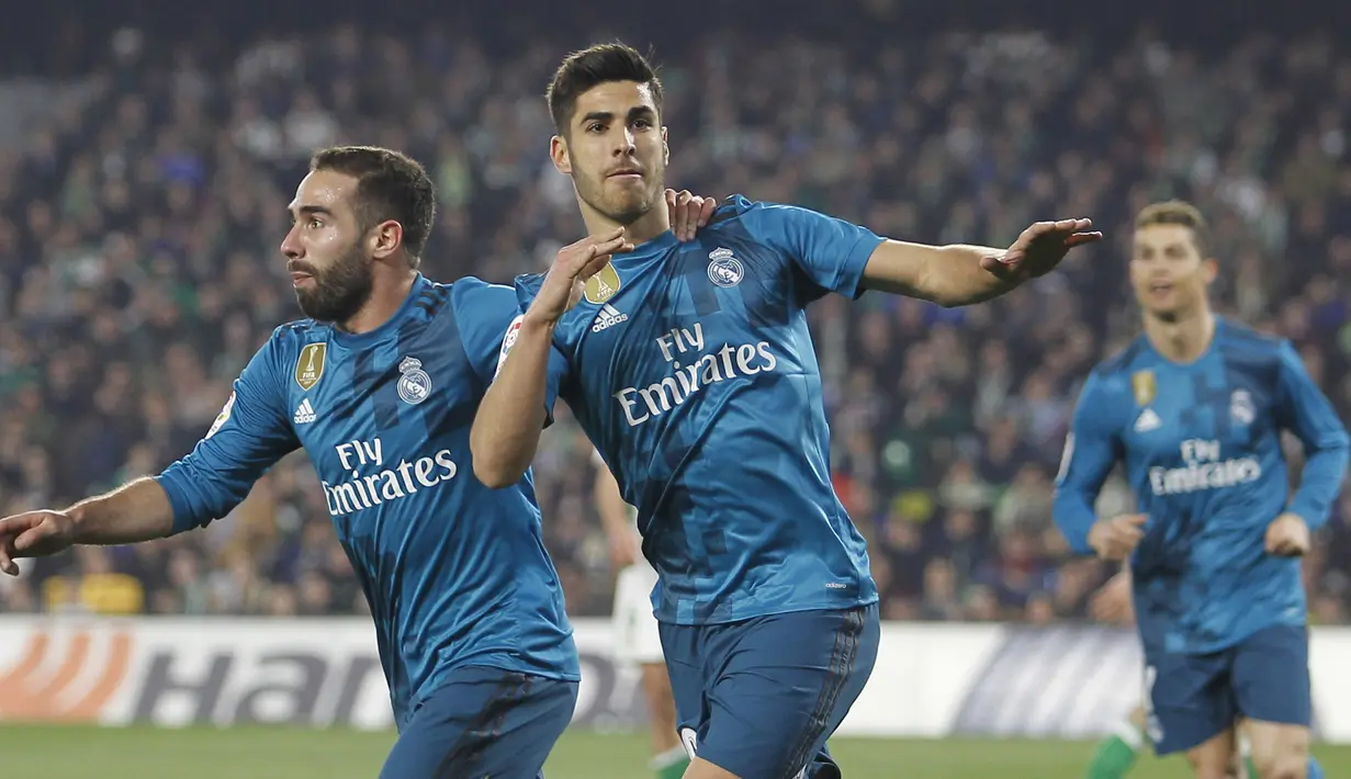 Marco Asensio (kanan) merayakan gol bersama rekannya saat melawan Real Betis pada lanjutan La Liga Santander di Villamarin stadium,Seville, (18/2/2018). Real Madrid menang 5-3. (AP/Miguel Morenatti)