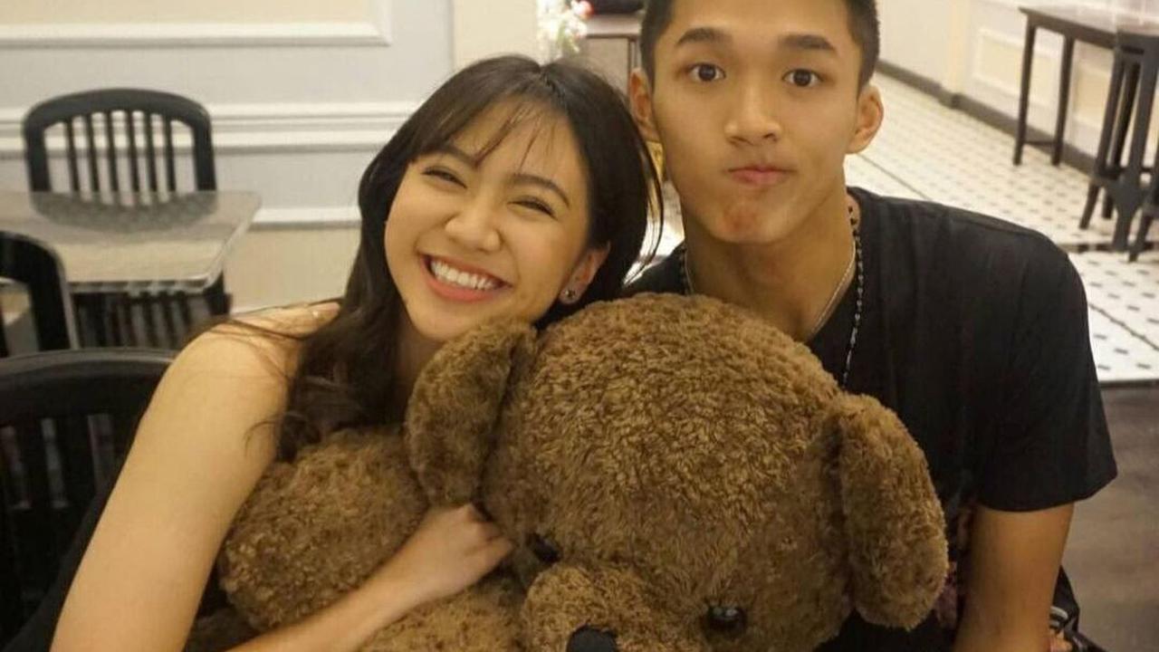 Pebulutangkis ini mengunggah potret lawas kebersamaannya dengan kekasih. Tampak Jonatan memberikan boneka untuk kekasih.