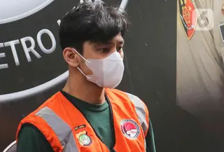 Aktor Revaldo Fifaldi Suria Permana memberikan keterangan saat rilis kasus penyalahgunaan Narkoba di Polda Metro Jaya, Jumat (13/1/2023). Polda Metro Jaya resmi menetapkan Revaldo sebagai tersangka karena sebagai residivis narkoba dan akan menjalani rehabilitasi. (Liputan6.com/Herman Zakharia)