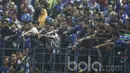 Para Bobotoh meneriaki gelandang Bali United, Yabes Roni, akibat membuang bola ke arah Michael Essien. Akibat tindakannya itu Yabes Roni diusir wasit karena mendapatkan kartu kuning keduanya. (Bola.com/Vitalis Yogi Trisna)