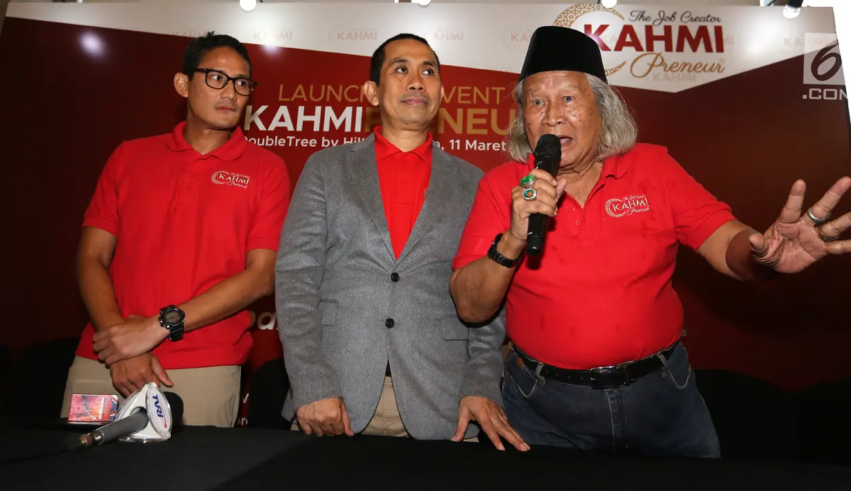 Co Founder Kahmipreneur Ridwan Saidi, didampingi Ketua Presidium KAHMI Kamrussamad dan Wagub DKI Sandiaga Uno memberikan keterangan pers usai peluncuran program inspiratif 'KAHMIPreneur' di Jakarta, Minggu (11/03). (Liputan6.com/Pool)