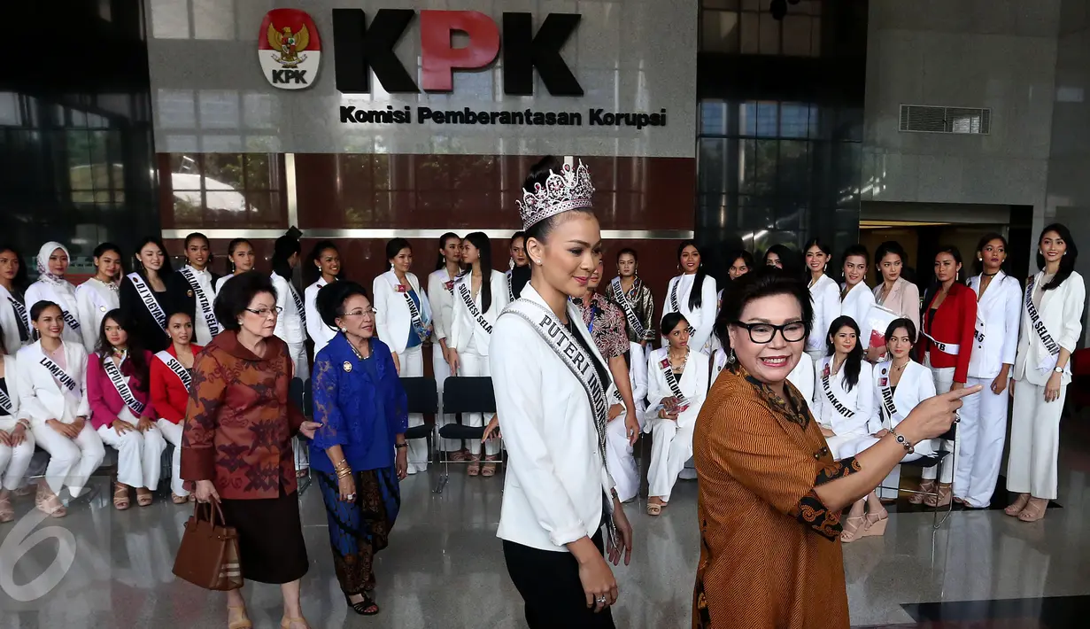 Kezia Warouw berbincang dengan pimpinan KPK Basaria Panjaitan saat berkunjung ke Gedung KPK, Jakarta, Senin (27/3). KPK memberikan pembekalan mengenai Pemberantasan Korupsi kepada 38 Finalis Puteri Indonesia 2017. (Liputan6.com/JohanTallo)