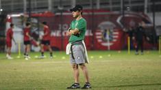 Pelatih Timnas Indonesia, Shin Tae-yong memimpin latihan menjelang laga FIFA Matchday melawan Burundi di lapangan latih 2, Jakarta International Stadium (JIS), Jakarta, Kamis (23/03/2023). Pada waktu yang bersamaan, Persija Jakarta juga menggelar latihan di lapangan latih 1 JIS. (Bola.com/Bagaskara Lazuardi)