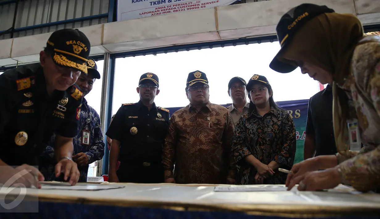 Dirjen Bea Cukai Heru Pambudi, Menkeu Bambang Brodjonegoro dan Menko PMK Puan Maharani ketika menyaksikan MoU penyerahan hibah barang milik negara di Tanjung Priok, Jakarta, Kamis (30/6). (Liputan6.com/Faizal Fanani) (Liputan6.com/Faizal Fanani)