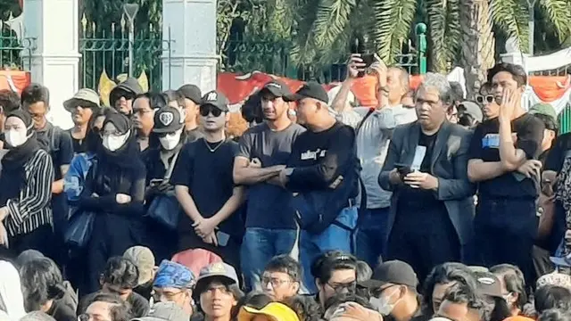 7 Potret Reza Rahadian Usai Ikut Demo Putusan MK, Lanjut Ikut Acara Kamisan di Depan Istana