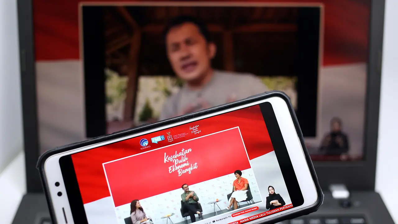 Sutradara Film Hanung Bramantyo dalam Dialog Produktif ‘Industri Kreatif Melawan Hantaman Pandemi’ di Media Center Komite Penanganan COVID-19 dan Pemulihan Ekonomi Nasional (KPCPEN), Selasa (15/12/2020).