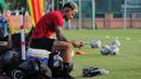 Pemain Timnas Indonesia, Stefano Lilipaly melihat gawainya saat melakukan latihan menjelang laga FIFA Matchday melawan Palestina di Lapangan Thor, Surabaya, Rabu (7/6/2023) sore WIB. Sebanyak tujuh pemain tambahan meliputi Edo Febriansyah, Marc Klok, Ricky Kambuaya, Rachmat Irianto, Marselino Ferdinan, Ernando Ari, dan Stefano Lilipaly yang ikut bergabung pada latihan hari kedua ini. (Bola.com/Wahyu Pratama)