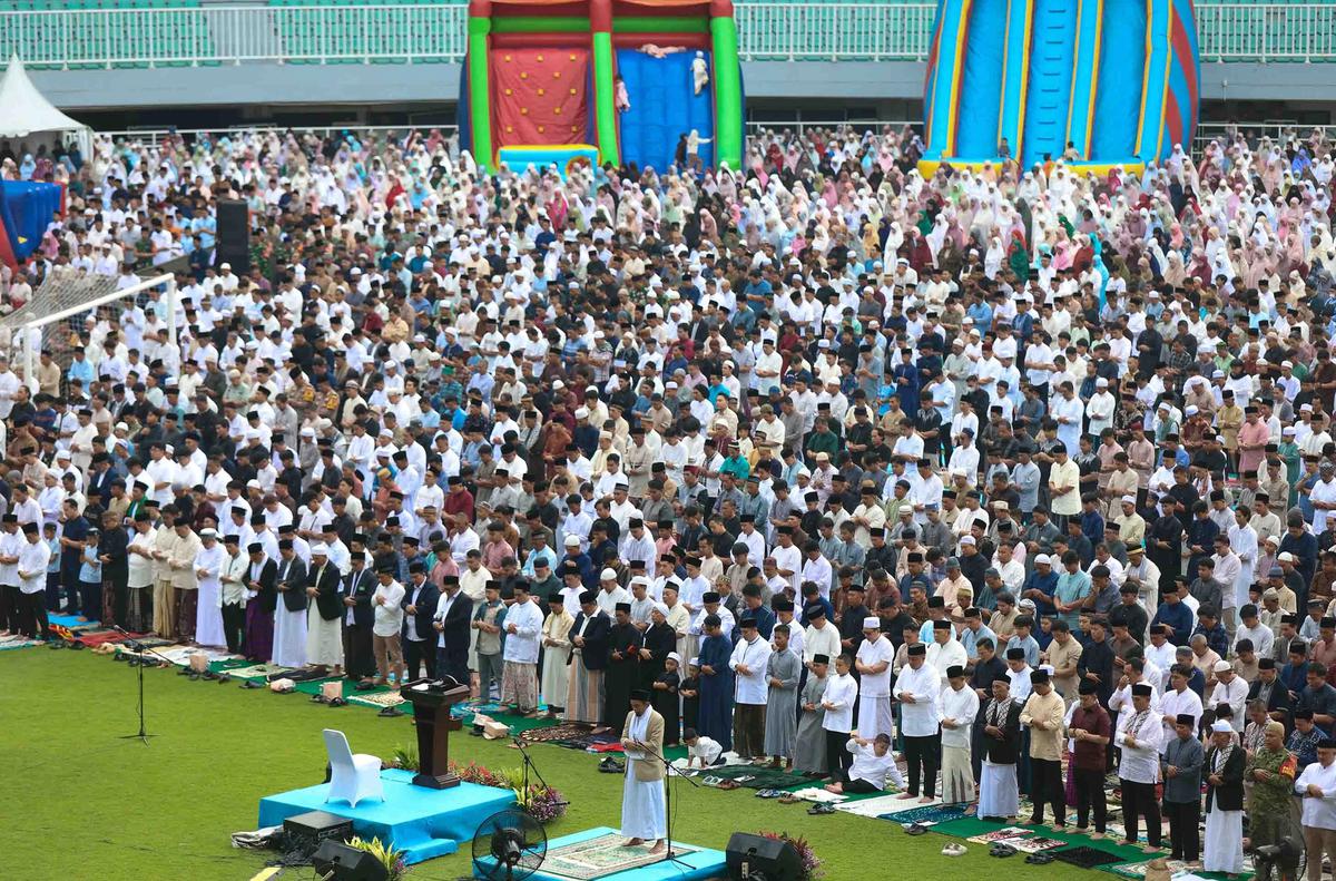 FOTO: Ribuan Warga Bogor Padati Stadion Pakansari untuk Shalat Idul Fitri