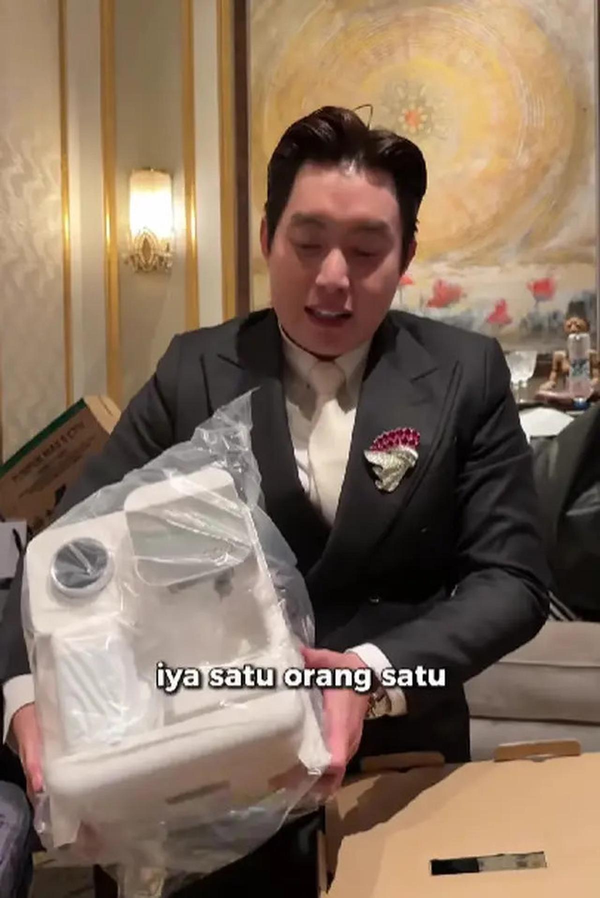 Intip Detail Souvenir Resepsi Luna Maya dan Maxime di Jakarta, Ada Mesin Kopi hingga Skincare