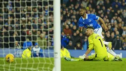 Tiga gol kemenangan Everton tercipta di babak kedua lewat aksi Dwight McNeil (79'), Abdoulaye Doucoure (86'), dan Beto (90+7'). (AP Photo/Jon Super)