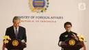 Menteri Luar Negeri Retno Marsudi (kanan) bersama Menteri Luar Negeri China Wang Yi (kiri) memberikan keterangan pers seusai melakukan pertemuan bilateral di Kantor Kementerian Luar Negeri, Jakarta, Kamis (18/4/2024). (merdeka.com/Imam Buhori)
