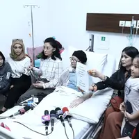 Sekitar sebulan belakangan ini, media dikejutkan dengan berita Yana Zein. Akibat penyakit kanker yang diderita hingga membuat plontos kepalanya. Putri Patricia mengaku kaget mendengar berita itu. (Galih W. Satria/Bintang.com)