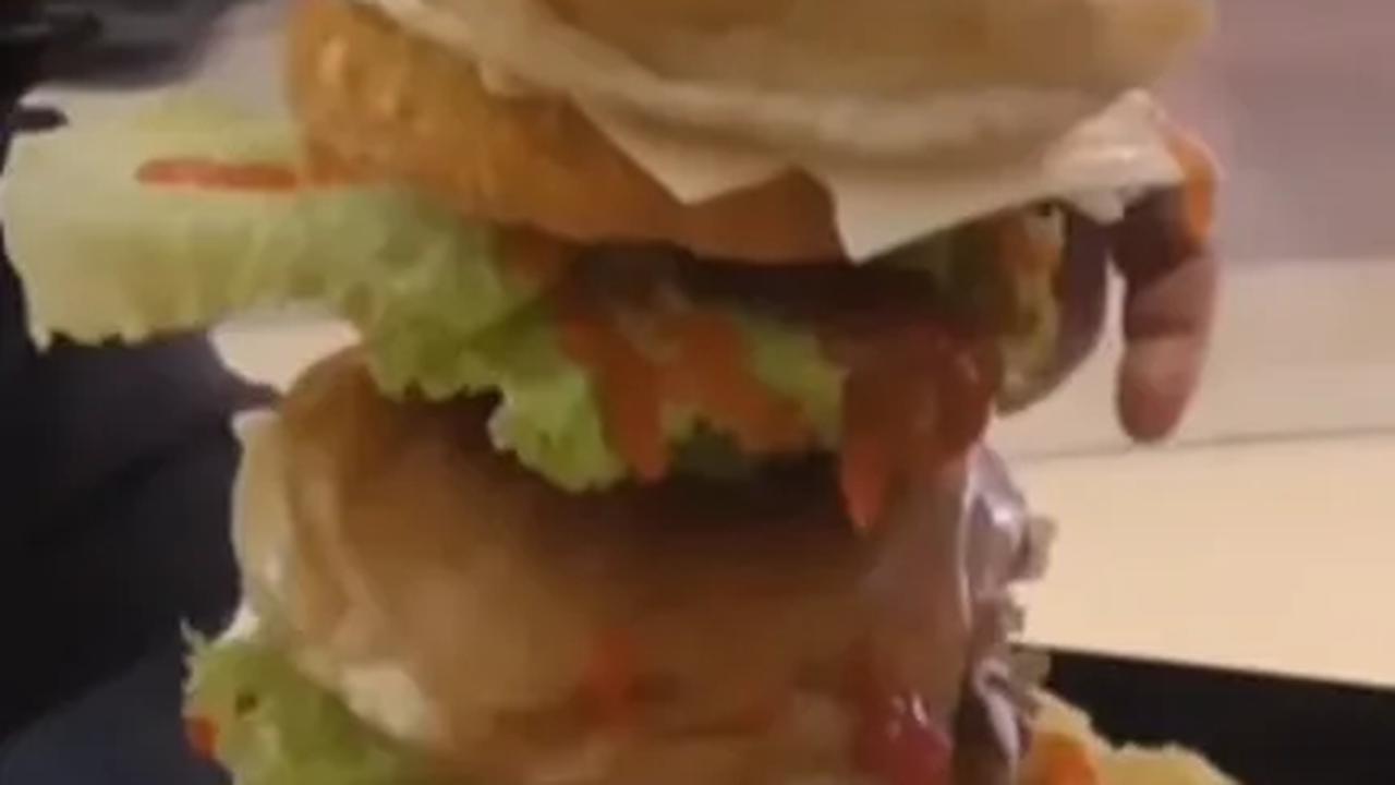 Disajikan Setinggi 25 Cm, Burger Unik di Labuhanbatu Utara Ini Punya Sensasi Beda