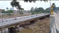Banjir Usai, Puluhan Ton Sampah Menumpuk di Jembatan Kemang Pratama Bekasi
