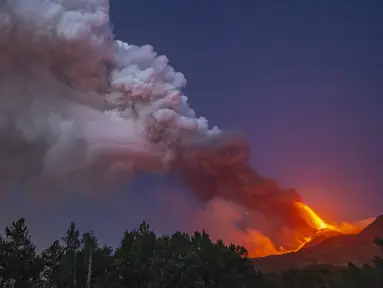 Asap mengepul dari Gunung Etna seperti yang terlihat dari Linguaglossa, Sisilia, Italia, Senin (9/8/2021). Gunung berapi paling aktif di Eropa tersebut menyemburkan abu vulkanik dan lava pijar ke sekitar area berpenduduk padat di lerengnya. (AP Photo/Salvatore Allegra)