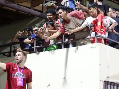 Pemain baru Persija Jakarta, Marko Simic berswafoto dengan penonton pada laga uji coba melawan Rans Nusantara di Stadion PTIK, Jakarta, Rabu (21/06/2023). Simic dikontrak oleh Macan Kemayoran selama dua musim. (Bola.com/M Iqbal Ichsan)