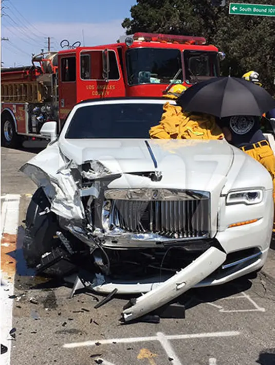 Tentu saja, mobil mewah milik ibunda Kendall Jenner tersebut rusak parah dibagian depan. Bahkan, mobil tersebut ringsep dan berantakan. (TMZ/Bintang.com)