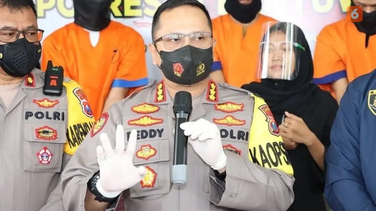Kapolresta Banyuwangi Kombes Pol Deddy Foury Millewa menjelaskan kornologis pengeroyokan 3 pemuda oleh para tersanga dalam Perss Confrence di Mapolresta Banyuwangi (Hermawan Arifianto/Liputan6.com)