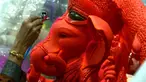 Seorang perajin mengerjakan pembuatan patung Dewa Ganesha di sebuah bengkel di Mumbai, India, 24 Agustus 2021. Pembuatan patung dewa Hindu berkepala gajah tersebut dilakukan jelang Festival Ganesh Chaturthi. (SUJIT JAISWAL/AFP)