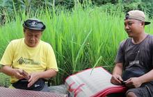 Marak Penjual Online, Pria Ini Rela Keliling Pelosok Kampung Jualan Tikar dan Topi