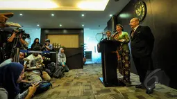 Menteri Kelautan dan Perikanan Susi Pudjiastuti (tengah) menjawab pertanyaan wartawan usai bertemu Sekretaris Angkatan Laut Amerika Serikat Ray Mabus di Jakarta, Senin (23/3/2015).  (Liputan6.com/Faizal Fanani)