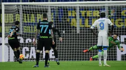 Menit ke-23, tuan rumah mendapat hadiah penalti usai VAR memvonis Kalidou Koulibaly melakukan handball di kotak terlarang.
Calhanoglu yang bertindak sebagai algojo pun sukses menjalankan tugasnya dengan sempurna mengecoh David Ospina. (AFP/Filippo Monteforte)