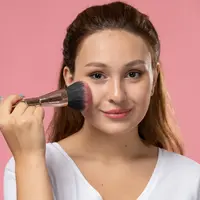 Teknik makeup yang tepat, wajah bisa terlihat lebih berdimensi dan tampak lebih tirus tanpa menghilangkan efek fresh dan bercahaya. (Foto/Dok: Magnific)