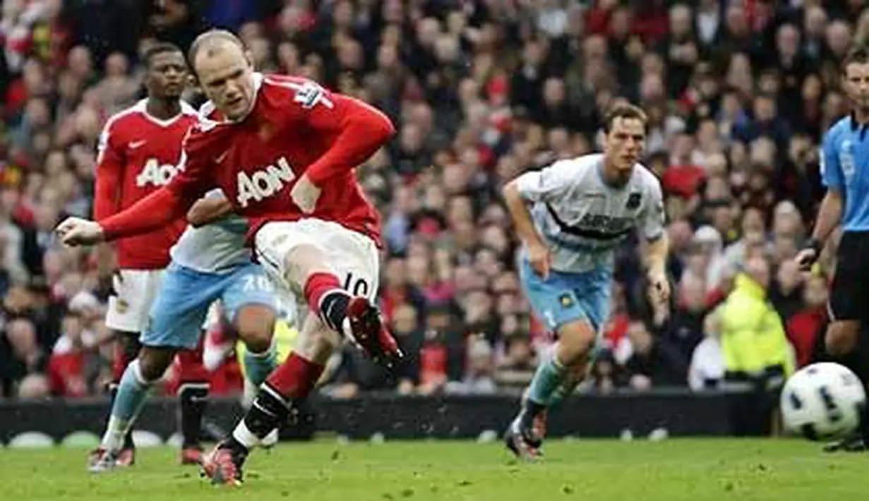 Eksekusi penalti dari Wayne Rooney yang membuka kemenangan Manchester United 3-0 atas West Ham dalam laga Liga Premier di Old Trafford, 28 Agustus 2010. AFP PHOTO/IAN KINGTON