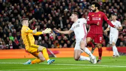 Pemain Liverpool Mohamed Salah (kanan) mencetak gol ke gawang Sheffield United pada pertandingan lanjutan Liga Inggris di Anfield Stadium, Liverpool, Inggris, Kamis (2/1/2020). Liverpool menang 2-0. (AP Photo/Jon Super)