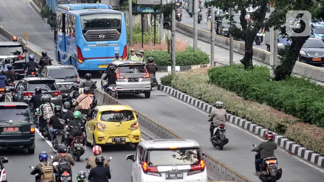 Cegah Macet dan Kecelakaan, Polisi Razia Kendaraan Penerobos Jalur Transjakarta