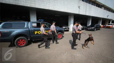 Tim K9 Polda Metro Jaya membawa anjing pelacak saat melakukan pengamanan di Kementerian Pertanian, Jakarta, Selasa (9/5). Pihak kepolisian mengawal sidang pembacaan putusan terhadap Basuki Tjahaja Purnama alias Ahok. (Liputan6.com/Faizal Fanani)