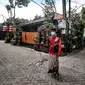Puryanto (50) yang bertugas sebagai pecalang menjaga perayaan Hari Raya Nyepi di Kampung Bali, Harapan Jaya, Bekasi, Jawa Barat, Minggu (14/3/2021). Perayaan Hari Nyepi di Kampung Bali Bekasi berjalan khidmat meski warga di kawasan ini tidak seluruhnya umat Hindu. (merdeka.com/Iqbal S. Nugroho)