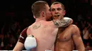 Petinju Carl Frampton (kiri) memeluk lawannya Scott Quigg usai pertandingan tinju dunia di Manchester Arena, (27/2). Carl kini memegang sabuk juara IBF dan WBA judul super bantam. (Reuters / Andrew Couldridge)