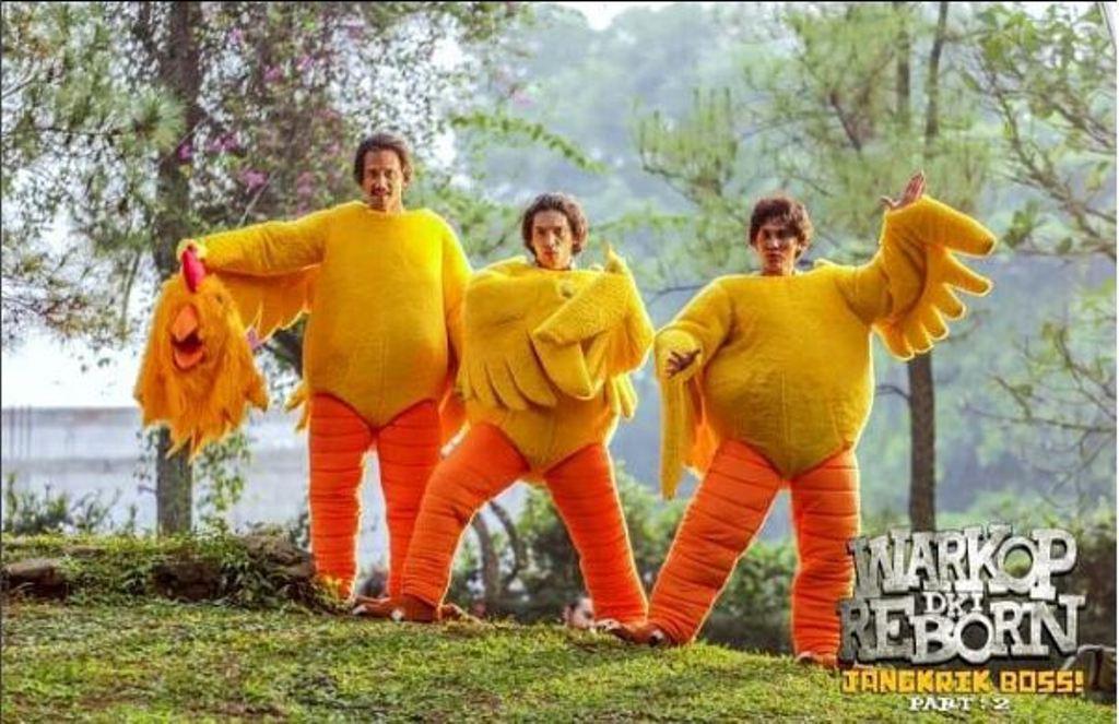 Bareng Abimana Aryasetya, dan Tora Sudir, Vino Bastian kenakan kostum ayam (Foto: Instagram)