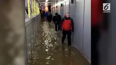 Akibat adanya badai Eleanor, warga kota London harus berjalan di tengah banjir.