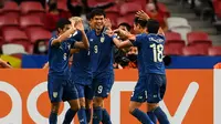 Pemain Thailand merayakan gol bunuh diri Asnawi Mangkualam pada leg kedua final Piala AFF 2020 di Stadion Nasional, Sabtu (1/1/2022). AFP/Roslan Rahman)