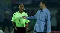 Pelatih Persib Bandung, Dejan Antonic merasa kesal dengan kepemimpinan wasit Agus Joko saat melawan Arema Cronus. (Bola.com/Peksi Cahyo)