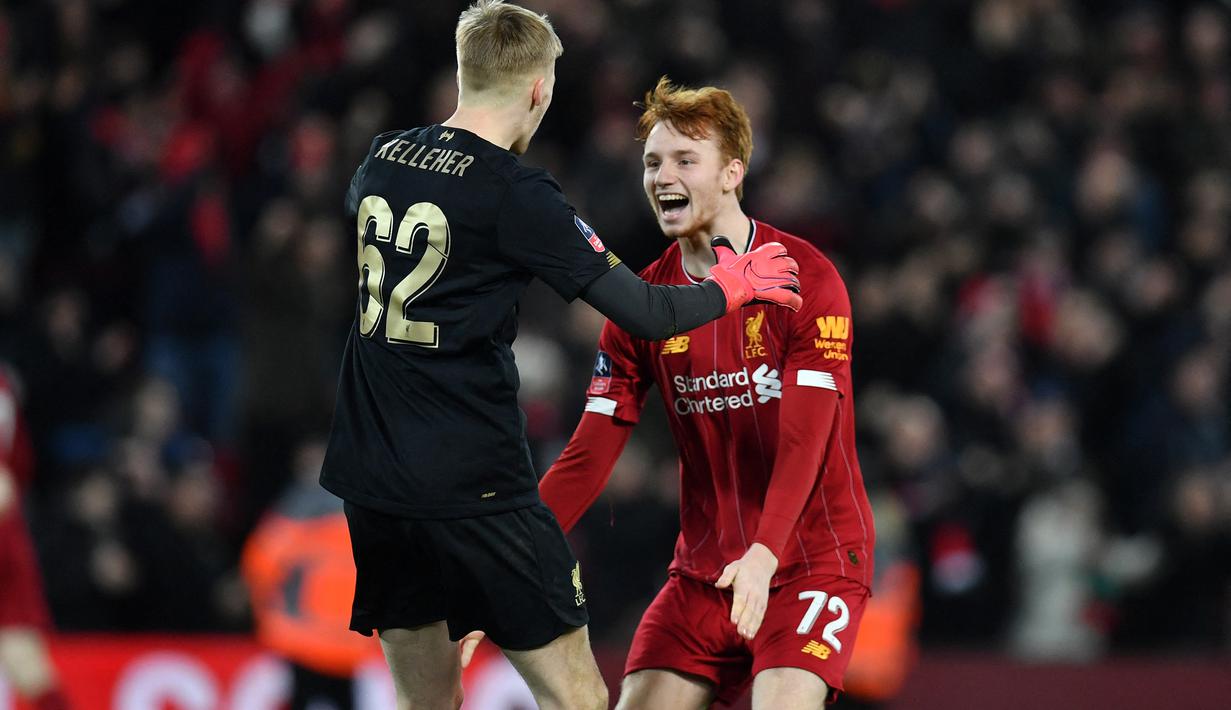 Sepp van den Berg. Bek tengah Belanda berusia 21 tahun yang sejak awal musim 2022/2023 dipinjamkan Liverpool ke Schalke ini didatangkan The Reds pada awal musim 2019/2020 dari salah satu klub Eredivisie, PEC Zwolle dengan mahar 1,9 juta euro. Bersama Liverpool ia sama sekali belum pernah bermain di Liga Inggris. Catatan 4 penampilannya bersama The Reds hanya terjadi di Piala FA dan Piala Liga. (AFP/Paul Ellis)