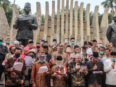 Deklarator membacakan hasil maklumat deklarasi Koalisi Aksi Menyelamatkan Indonesia (KAMI) di Tugu Proklamasi, Jakarta, Selasa (18/8/2020). Dalam deklarasi ini sejumlah tokoh hadir dan ikut menjadi deklarator maklumat menyelamatkan Indonesia. (Liputan6.com/Faizal Fanani)