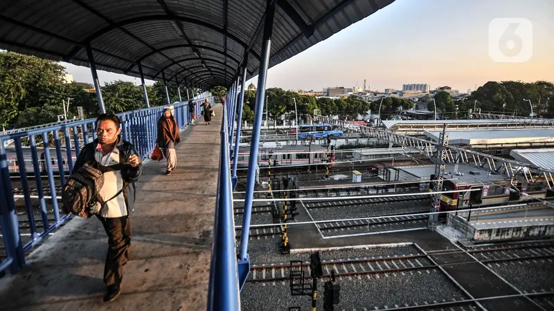 FOTO: PPKM Level 4, Jumlah Penumpang KRL Naik 25 Persen