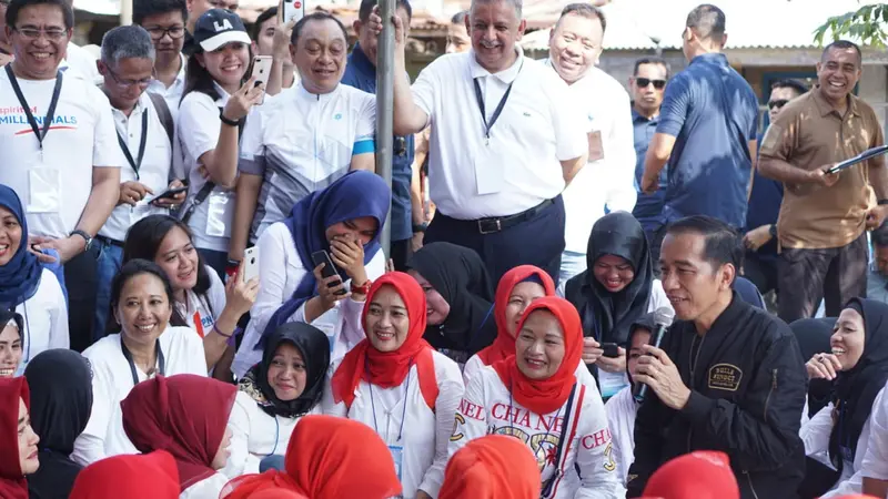 Bagi-bagi listrik, Jokowi bercengkerama dengan ibu-ibu di Bogor