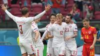 Para pemain Denmark merayakan gol pertama ke gawang Wales yang dicetak striker Kasper Dolberg (tengah) dalam laga babak 16 Besar Euro 2020 di Johan Cruiyff ArenA, Amsterdam, Sabtu (26/6/2021) malam WIB. (Foto: AP/Pool/peter Dejong)